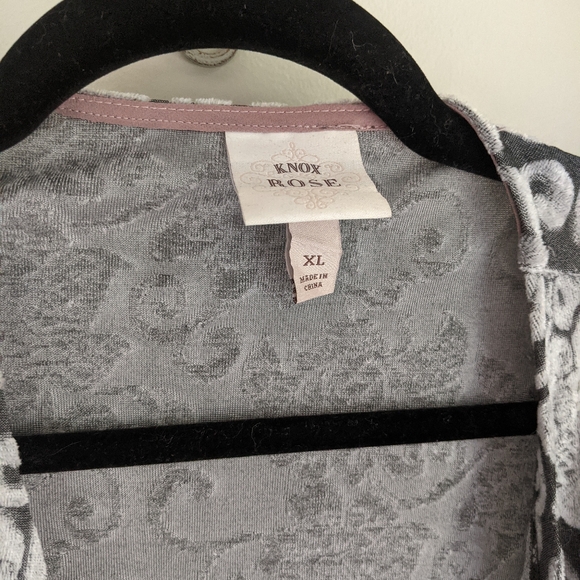 Knox Rose Crushed Velvet Easy-fit Silver Jacquard Floral Kimono - Picture 3 of 3